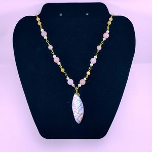 Necklace semiprecious stones and shell